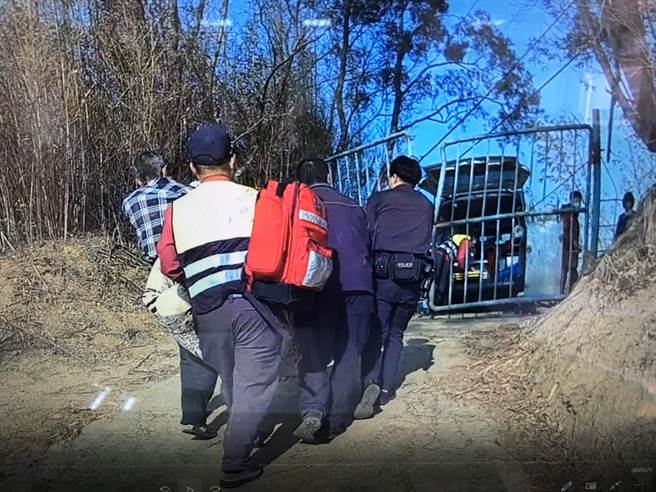 頭份80歲老翁負氣離家失蹤1天，警方在三灣廢棄舊宅內發現老翁已無意識，立即送醫急救。（警方提供／何冠嫻苗栗傳真）