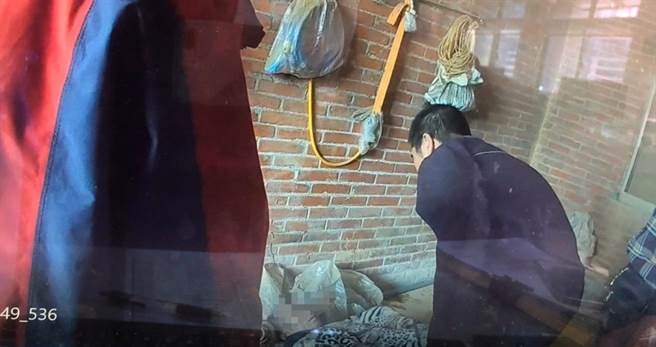頭份80歲老翁負氣離家失蹤，警方在三灣廢棄舊宅內發現老翁已無意識，立即送醫急救。（警方提供／何冠嫻苗栗傳真）