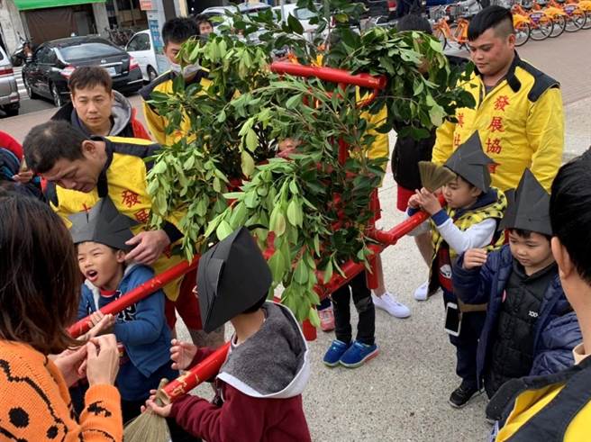 竹南镇中港慈裕宫宣布暂缓今年元宵节传统民俗「炸邯郸」活动，针对亲子办理的「炸邯郸小勇士体验营」也一併延期。（民眾提供／何冠娴苗栗传真）