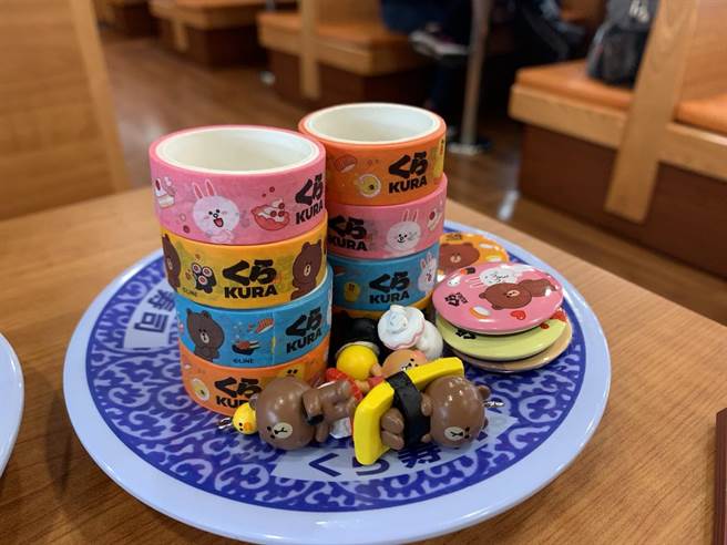 藏壽司扭蛋限定推出紙膠帶、磁鐵組與「玉子燒熊大」、「鮮蝦兔兔」等。（吳奕萱攝）
