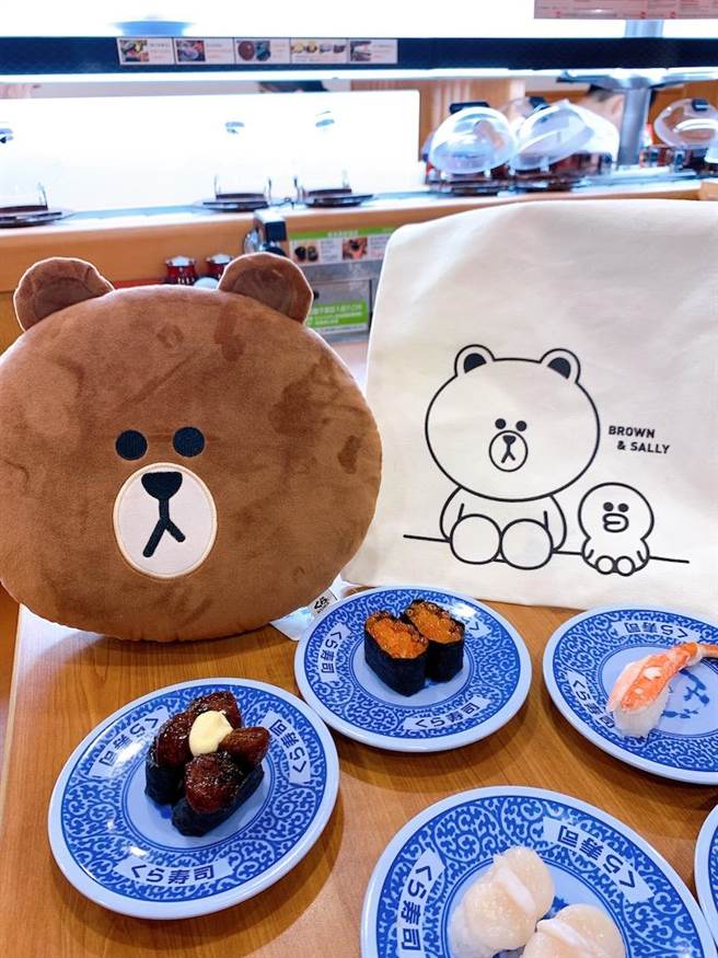 藏壽司加碼推出熊大抱枕、帆布袋集點兌換系列。（吳奕萱攝）