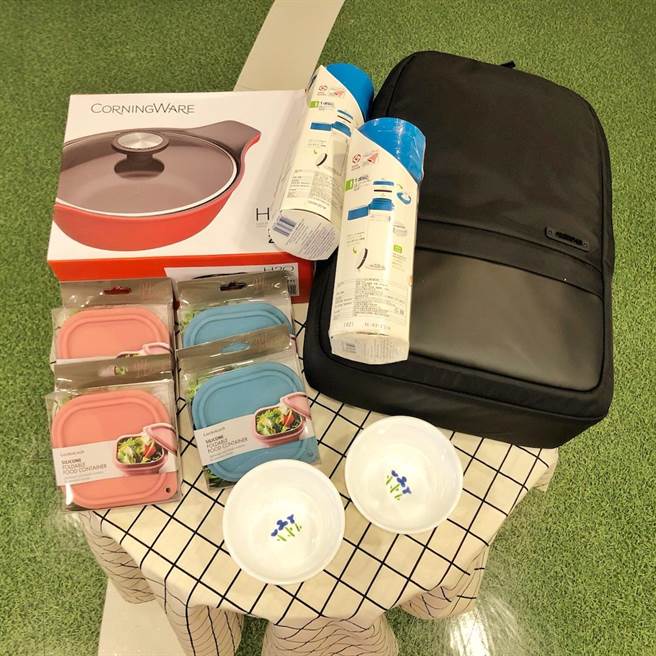 3888元福袋共2款，内容有锅具、保鲜盒、智能电水壶、笔电后背包等商品。（全家提供）