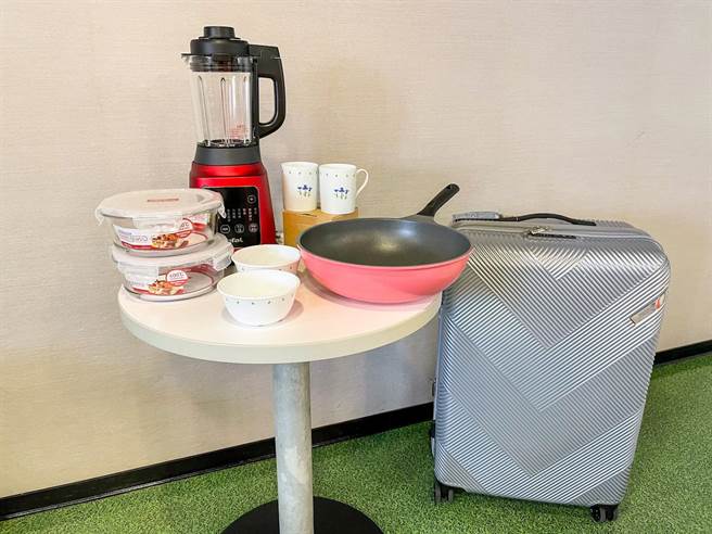 6888元福袋共2款，内容则为旅行箱、家电、炒锅等。（全家提供）