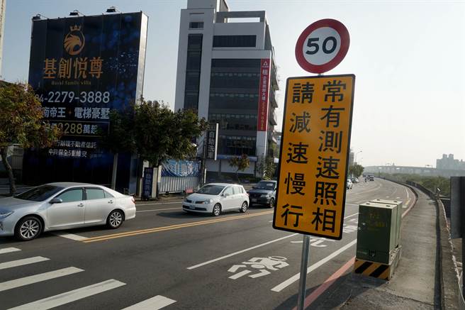 民眾质疑，雾峰警方以雷射枪执行测速照相，质疑政府抢钱，警方表示执法皆会在前有测速照相警示牌路段执法，请民眾注意车速，以维护自身生命财产安全。（黄国峰摄）