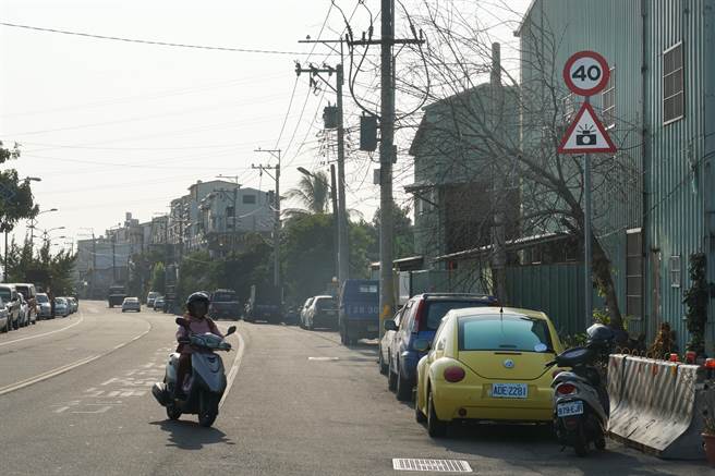 台中警方1月25日起在台中市大里甲堤南路、太堤西路段，不定期以雷射枪执行测速照相，由于限速仅40及50公里／小时，立德里长江和树质疑限速过低。（黄国峰摄）