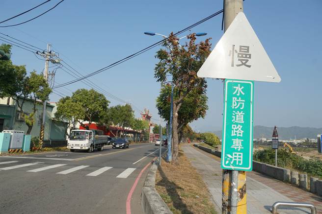 台中市警局雾峰分局指出，大里甲堤南路、太堤西路段是水防道路，所以限速较低。（黄国峰摄）