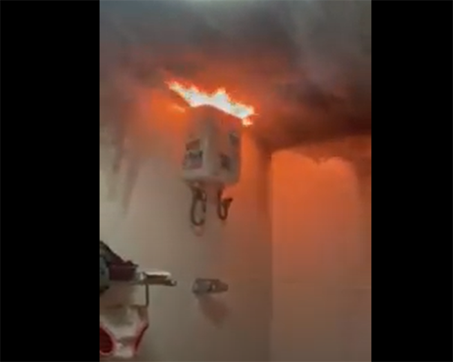 正妹尖叫衝出浴室 电热水器喷火窜黑烟 火才扑灭竟又二度发炉（翻摄 爆料公社）