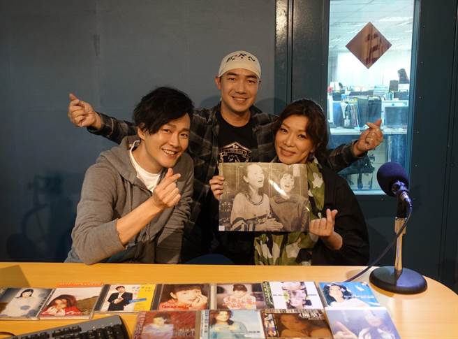 赵咏华、林俊逸3/27将在台北国际会议中心举办「华逸登场」演唱会，两人日前到好事989电台接受DJ毛亮杰访问。(好事联播网提供)