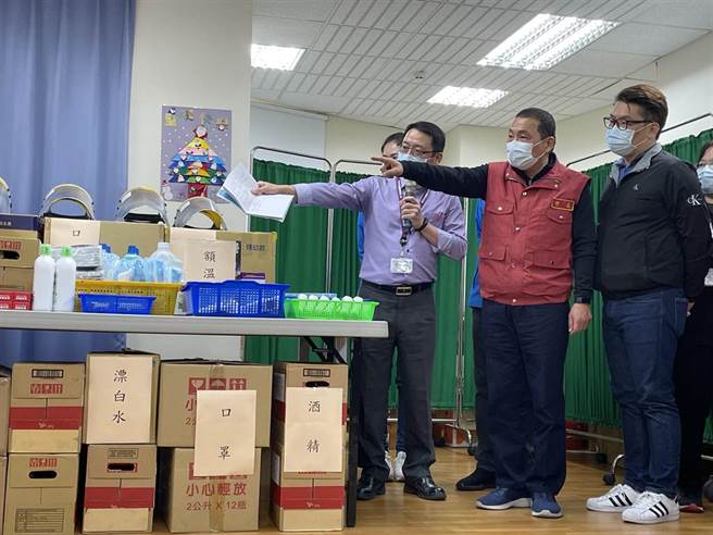 新北市长侯友宜（中）26日到三峡龙埔国小，在中华民国儿童课后照顾辅导协会创会理事长曾承逸（右）陪同下视察寒假辅导营，及校园防疫措施。（记者蔡雯如摄）