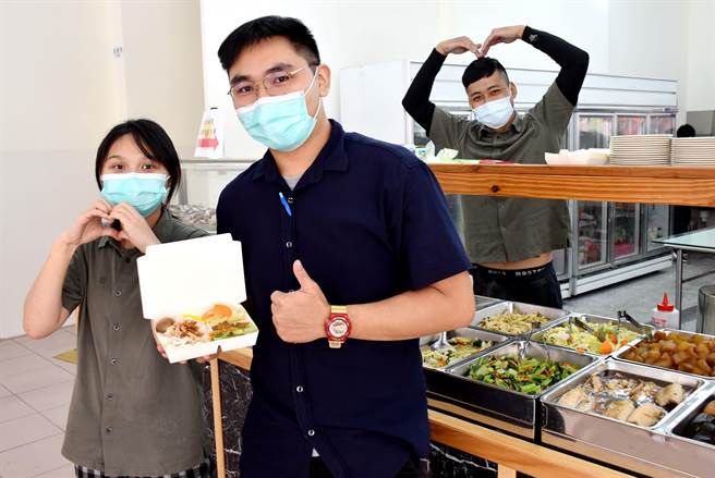 小太阳爱心餐厅正式营业，以铜板价国民美食吸引客人上门，并规画将80％盈利投入弱势学童关怀，把爱持续扩大。（吕妍庭摄）