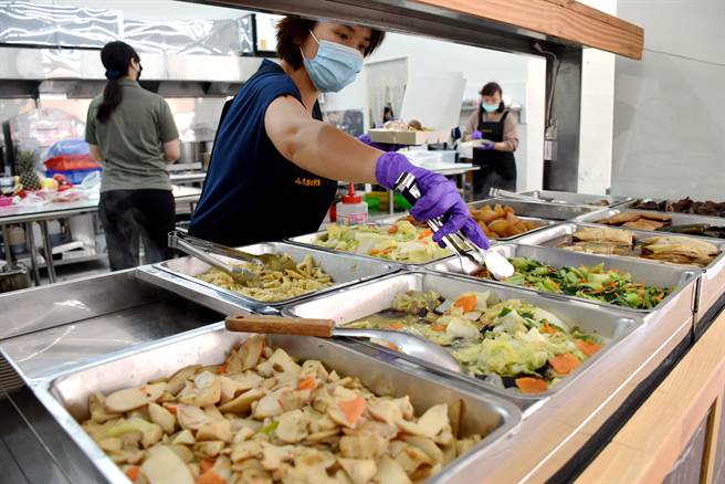 小太阳爱心餐厅正式营业，以铜板价国民美食吸引客人上门，并规画将80％盈利投入弱势学童关怀，把爱持续扩大。（吕妍庭摄）