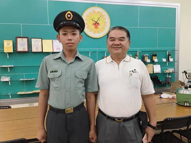 北回急难救助协会理事长林铭贤（右）与协会长期帮助吕昆旺（左），如今吕昆旺也成为协会的一员。（北回急难救助协会提供／吕妍庭嘉义传真）