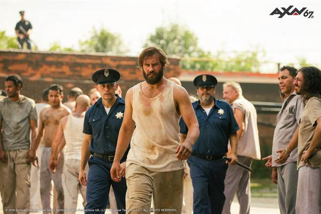 《即刻救援》第一季男主角克里夫史丹顿回锅出演第二季。（AXN提供）