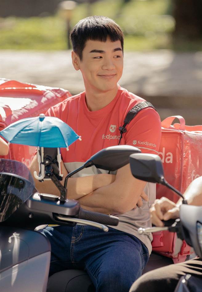 禾浩辰演出今年公视除夕贺岁喜剧《白日梦外送王》，剧中担任外送员。（公视提供）