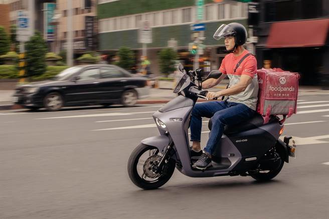 禾浩辰首度担纲餐点外送员，还有骑车在街上穿梭奔驰的戏码。（公视提供）