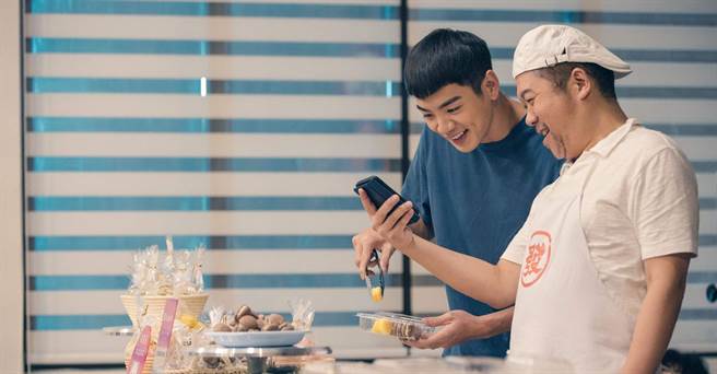 禾浩辰与卜学亮情同父子 也鼓励父亲投入甜点比赛。（公视提供）