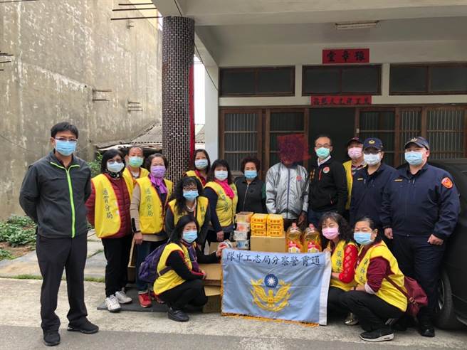 苗栗县警局通霄分局26日举办寒冬送暖活动，结合义警、民防等约10人前往通霄、苑里地区5户弱势家庭，分送由地方善心企业赞助的「爱心食物包」，在寒冬中注入一股暖流，让弱势民眾温馨过好年。（通霄警分局提供／巫静婷苗栗传真）