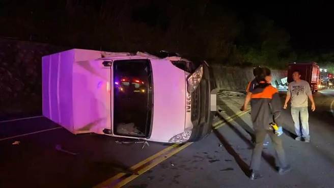 台东县台11线加母子湾路段，傍晚18点42分许发生一起货车对撞翻车事故，警消获报赶抵现场，事故造成2女、1男皆受轻伤、意识清醒，另1名男子受困车缝中，经消防人员救出时，已无生命迹象，目前送往台东马偕医院抢救中。（蔡旻妤摄）
