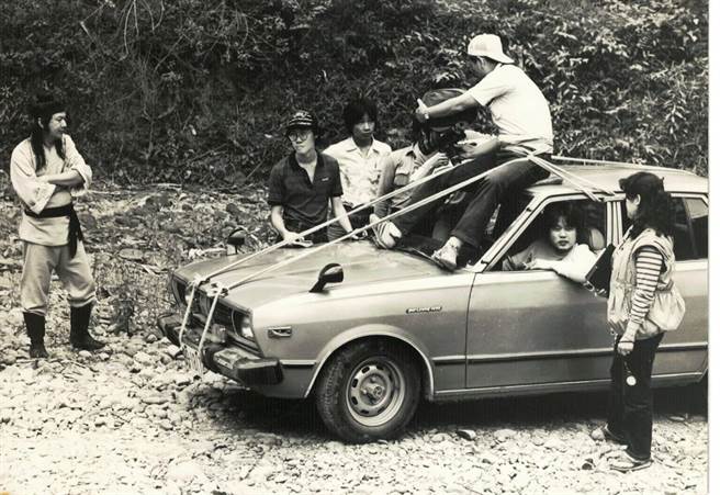 1981年，《十殿阎罗》工作照。土法炼钢的当年电影人，克服难题的方式五花八门。摄影师范金玉连同机器被綑绑在车顶，展现出不求避震效果的另类轨道摄影。（范金玉提供）
