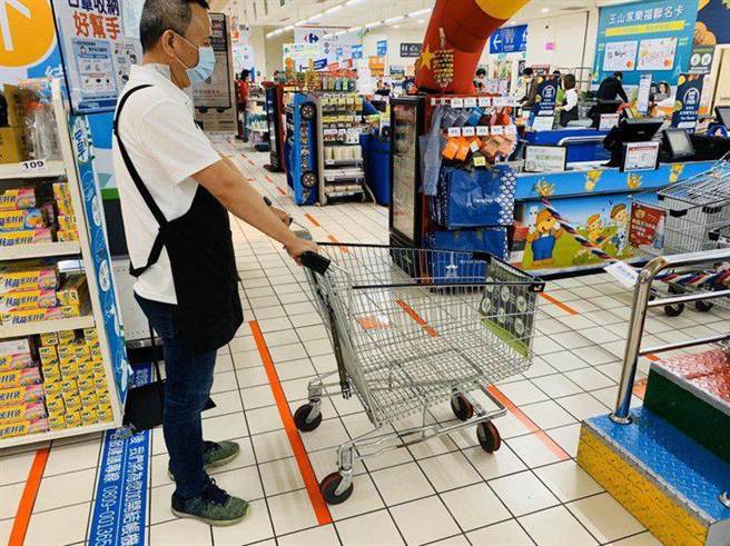 家乐福全台防疫升级，量贩、超市每4小时消毒。（家乐福提供）