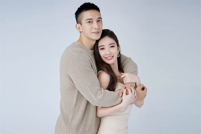 許維恩日前宣告再度接下冷熱美容儀器全新代言，26日品牌再發布她將攜手王家梁一起代言，宣傳照上兩人互動自然，時而雙眼深情對望，時而動作相當有默契，現場更感受到一股濃厚的粉紅泡泡氣息。（中時提供）