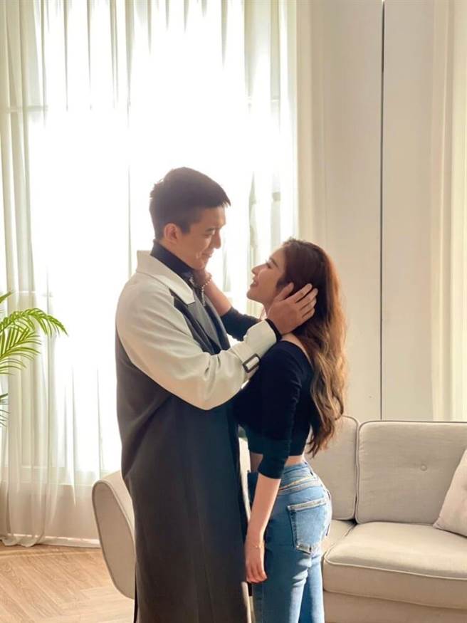 許維恩（右）與王家梁深情對望。（CHECK2CHECK提供）