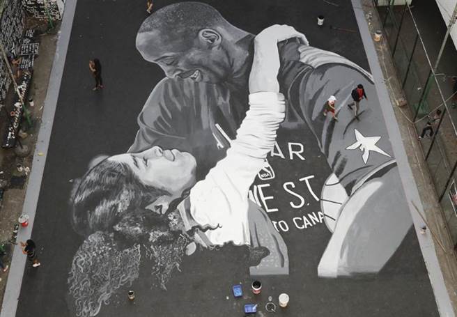 布莱恩遗孀瓦妮莎希望NBA联盟不要在布莱恩空难逝世一周年举办任何悼念活动，但全美还是有不少球迷缅怀布莱恩的风采。(美联社)