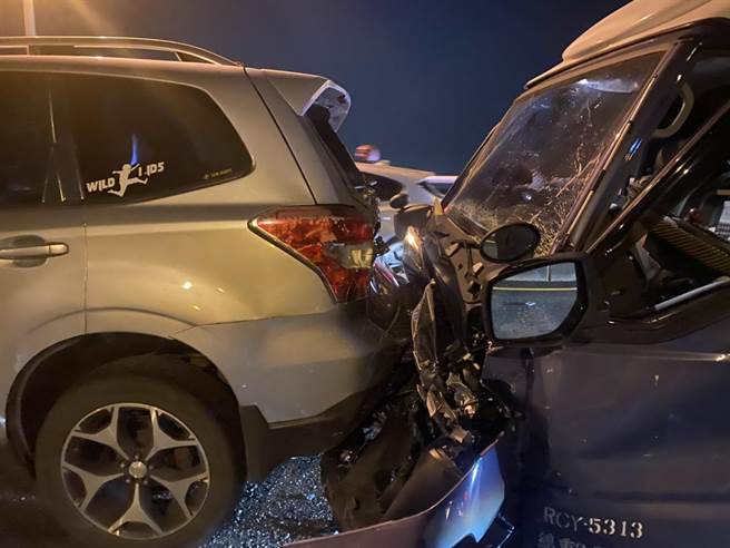 彰化台74甲線東外環道與139線彰員路路口處，晚間發生5車連環追撞事故。（彰化分局提供／謝瓊雲彰化傳真）