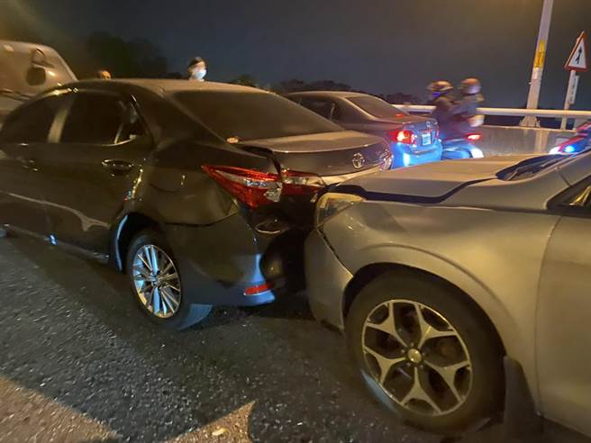 彰化台74甲線東外環道與139線彰員路路口處，晚間發生5車連環追撞事故。（彰化分局提供／謝瓊雲彰化傳真）彰化台74甲線東外環道與139線彰員路路口處，晚間發生5車連環追撞事故。（彰化分局提供／謝瓊雲彰化傳真）
