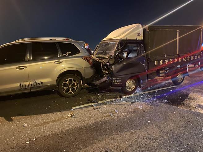 彰化台74甲線東外環道與139線彰員路路口處，晚間發生5車連環追撞事故。（彰化分局提供／謝瓊雲彰化傳真）