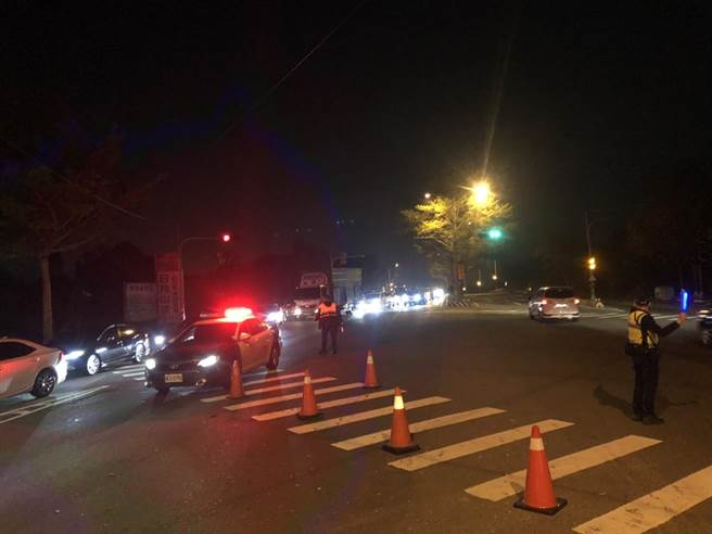 下班尖峰時段，台74甲線東外環道5輛車追撞，交通大打結，警方到場排除事故並疏導車流。（彰化分局提供／謝瓊雲彰化傳真）