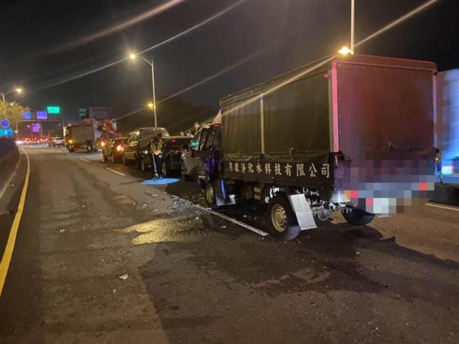 彰化台74甲線東外環道與139線彰員路路口處，晚間發生5車連環追撞事故。（彰化分局提供／謝瓊雲彰化傳真）
