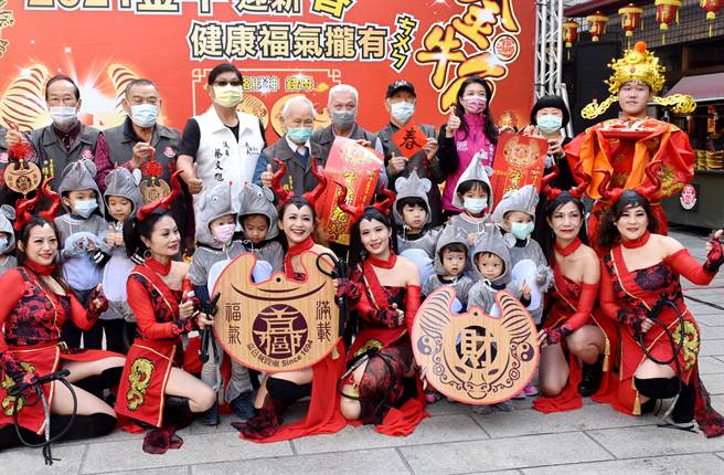 国定古蹟嘉义城隍庙26日发表牛年小物，限量3000分「金牛角钱母」，并宣布今年採有条件发放。（吕妍庭摄）