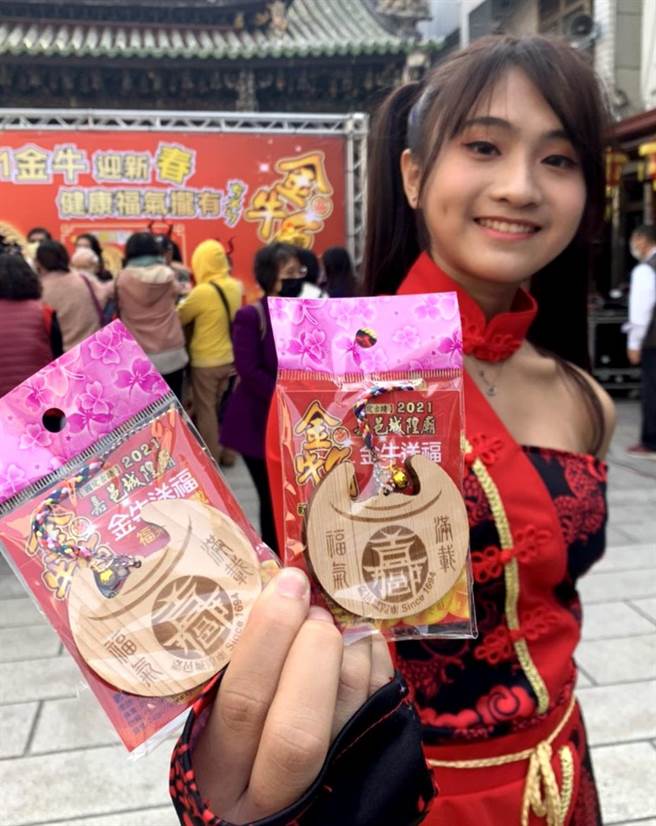 国定古蹟嘉义城隍庙26日发表牛年小物，「金牛角钱母」，外形以牛角及元宝曲线做为主体，非常吉利。（吕妍庭摄）