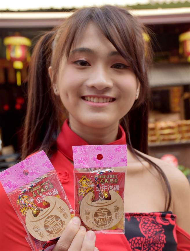 国定古蹟嘉义城隍庙26日发表牛年小物，「金牛角钱母」，外形以牛角及元宝曲线做为主体，非常吉利。（吕妍庭摄）