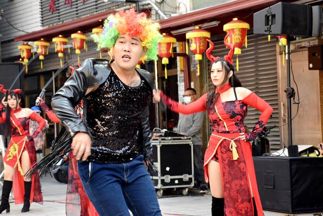 嘉义火焰舞蹈团演出行动舞剧。（吕妍庭摄）