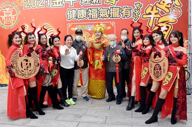 国定古蹟嘉义城隍庙26日发表牛年小物，限量3000分「金牛角钱母」，并宣布今年採有条件发放。（吕妍庭摄）