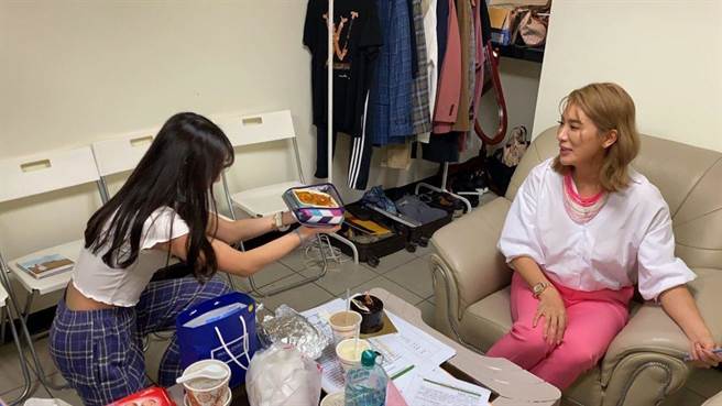 Emma（左）在去年小祯生日，单膝下跪献心意。（奇恩工作室提供）