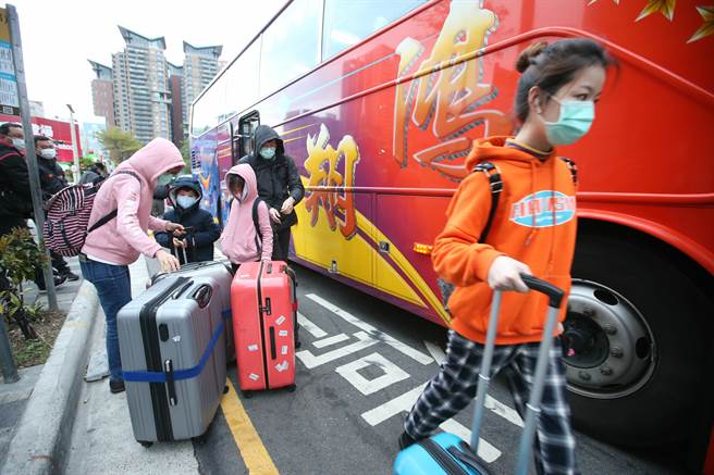 2020年2月18日，69名由武汉返台，被安排在台中隔离所的台商及其家人，18日终于结束14天的隔离，拉着行李回家了。（黄国峰摄）