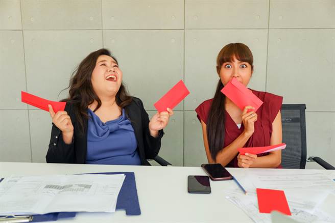 一名人妻在脸书上分享，自己日前参加尾牙，因为身体不适提早回家，让到手的8800元奖金飞走了。(达志影像/示意图非当事人)