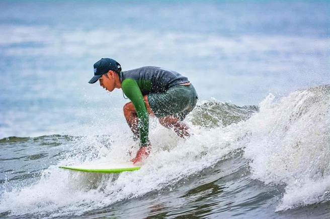 鼓鼓热爱衝浪，多才多艺。（摘自脸书）