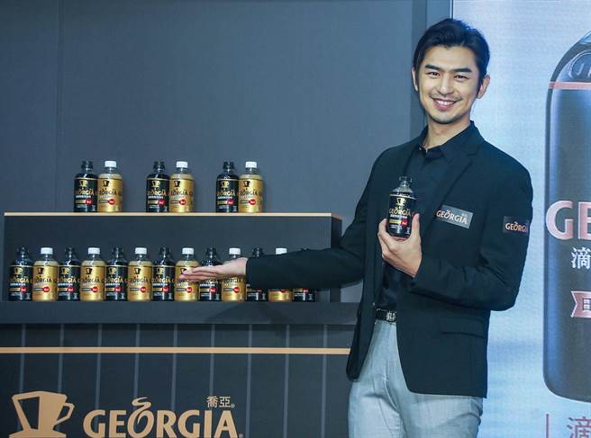陈柏霖担任「GEORGIA乔亚咖啡」代言人，化身职场暖男前辈。（粘耿豪摄）