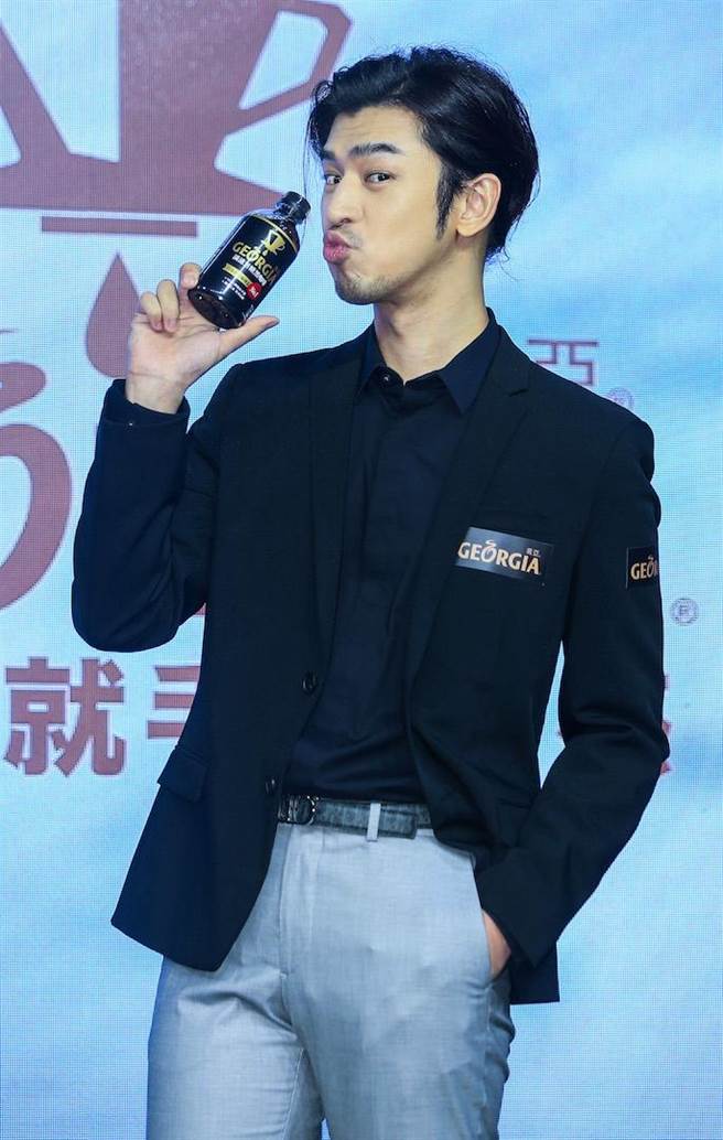 陈柏霖担任「GEORGIA乔亚咖啡」代言人，化身职场暖男前辈。（粘耿豪摄）