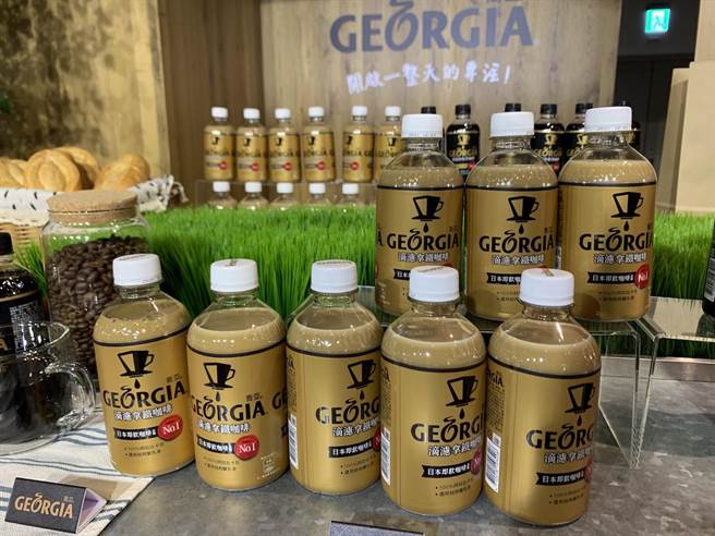 「GEORGIA乔亚咖啡」滴滤拿铁咖啡，上市特价单瓶29元。（吴奕萱摄）