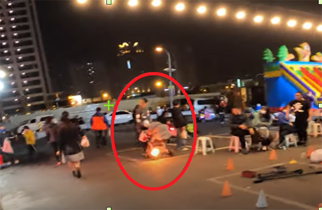 恐怖影片曝光 夜市火舞秀失手 火球瞬间飞出险砸婴儿车（翻摄 Youtuber J爸 ）