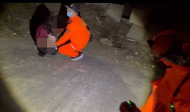 夫妻口角 母親負氣帶走2歲女童齊落海 娃救起命危搶救中（海巡署提供）
