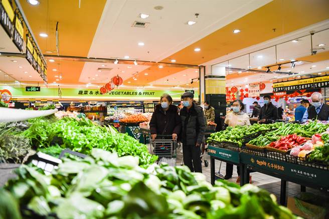 黑龙江正大9项产品包装新冠肺炎检测出阳性，而黑龙江正大与台湾卜蜂有关。图为消费者在哈尔滨市香坊区一家大型连锁超市购物。（示意图，新华社）