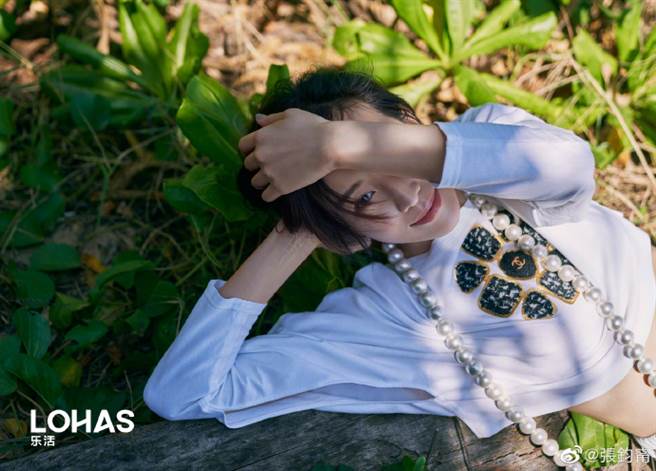 張鈞甯曝光一系列海島寫真。（圖／翻攝自張鈞甯微博）