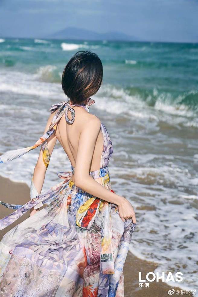 張鈞甯大秀美背。（圖／翻攝自張鈞甯微博）