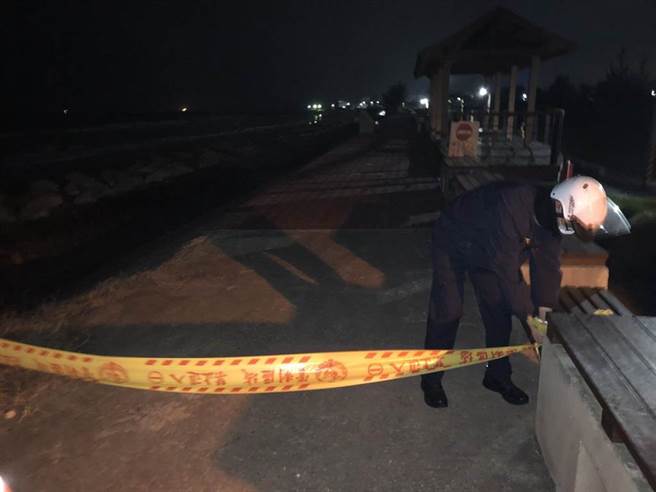 警方於苗栗通霄白沙屯地區發現失蹤母女，發現時女童疑因溺水失去生命跡象，警方於現場拉起封鎖線。（民眾提供／巫靜婷苗栗傳真）